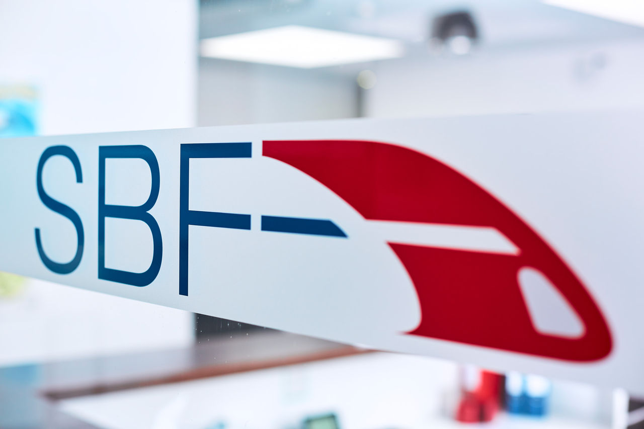 SBF Spezialleuchten Logo im Büro